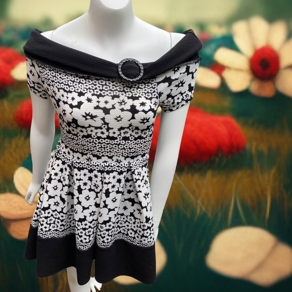 Girls size 8 Retro style off the‎ shoulder black and white floral dress - Picture 1 of 4